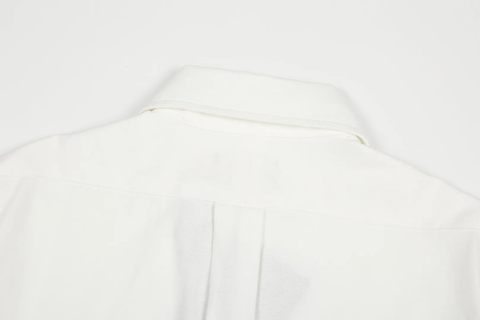 P230 White background picture [Evergreen for all seasons] Style number: 25011# Color: Navy red label/original blue/original white/matte pink/khaki/charcoal gray/black/dark blue white label Size: S to Face 100 cotton oxford spun, pre-laundering treatment, tight and soft texture ✅ - Custom dyed original pearlescent white buttons with different sizes ✅ - Special shaped chiffon foil included in the collar door tube, not easy to deform and pull ✅ - RL classic version of oxford spun shirt, thick and crisp feeling brought by oxford cloth, can be worn alone as an outer layer, can be matched with all seasons, practical wear, a must-have item in the wardrobe, start with eyes closed